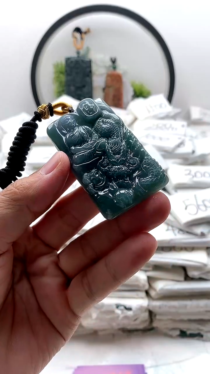 颈饰未镶嵌翡翠大日如来