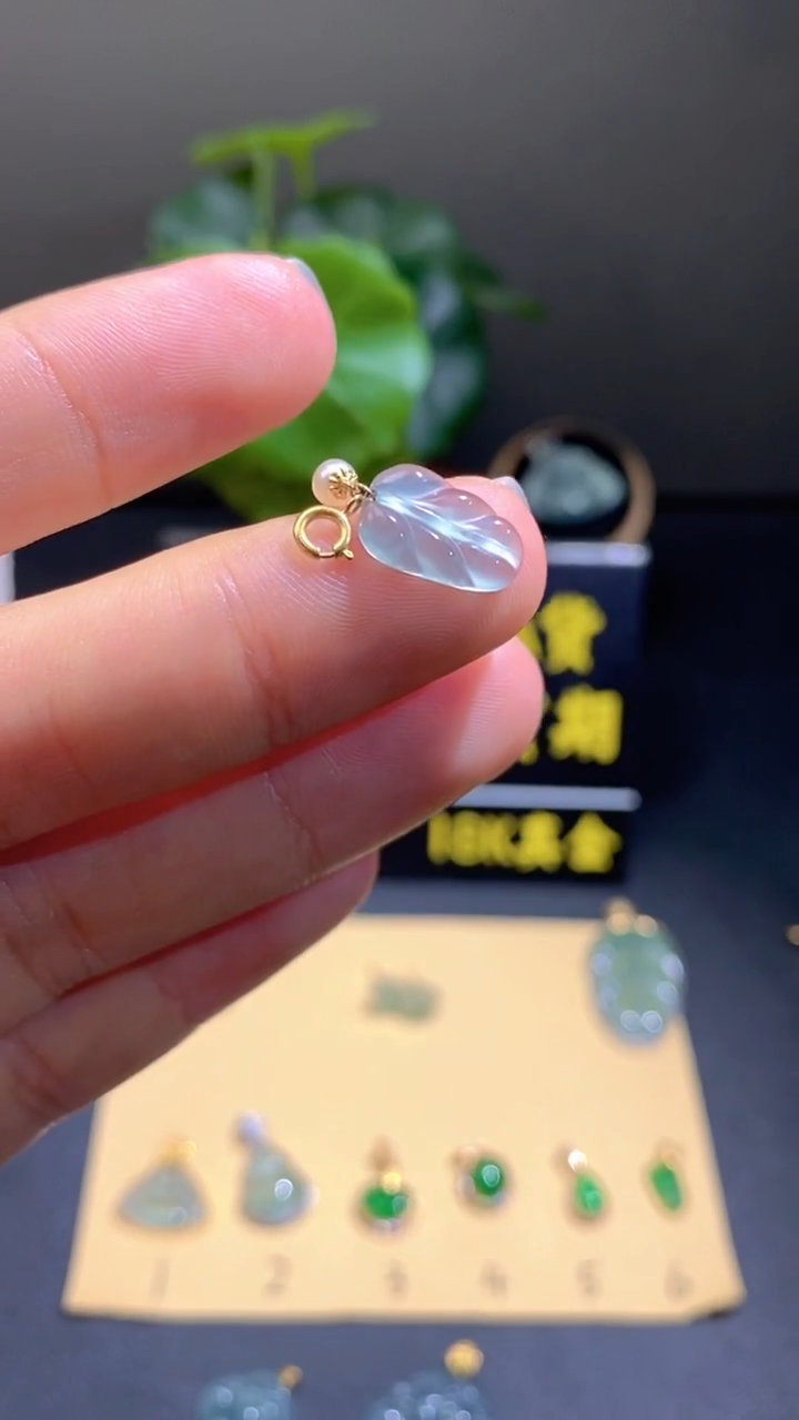 颈饰18K金镶嵌翡翠翡翠A货