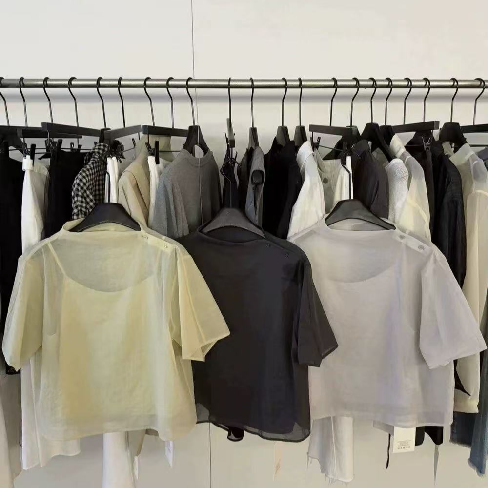 88089太温柔了吧 吊带纽扣慵懒两件套