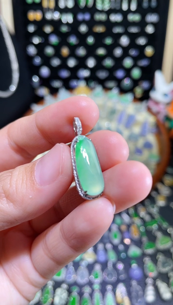 颈饰18K金镶嵌翡翠高冰金丝阳福瓜吊坠