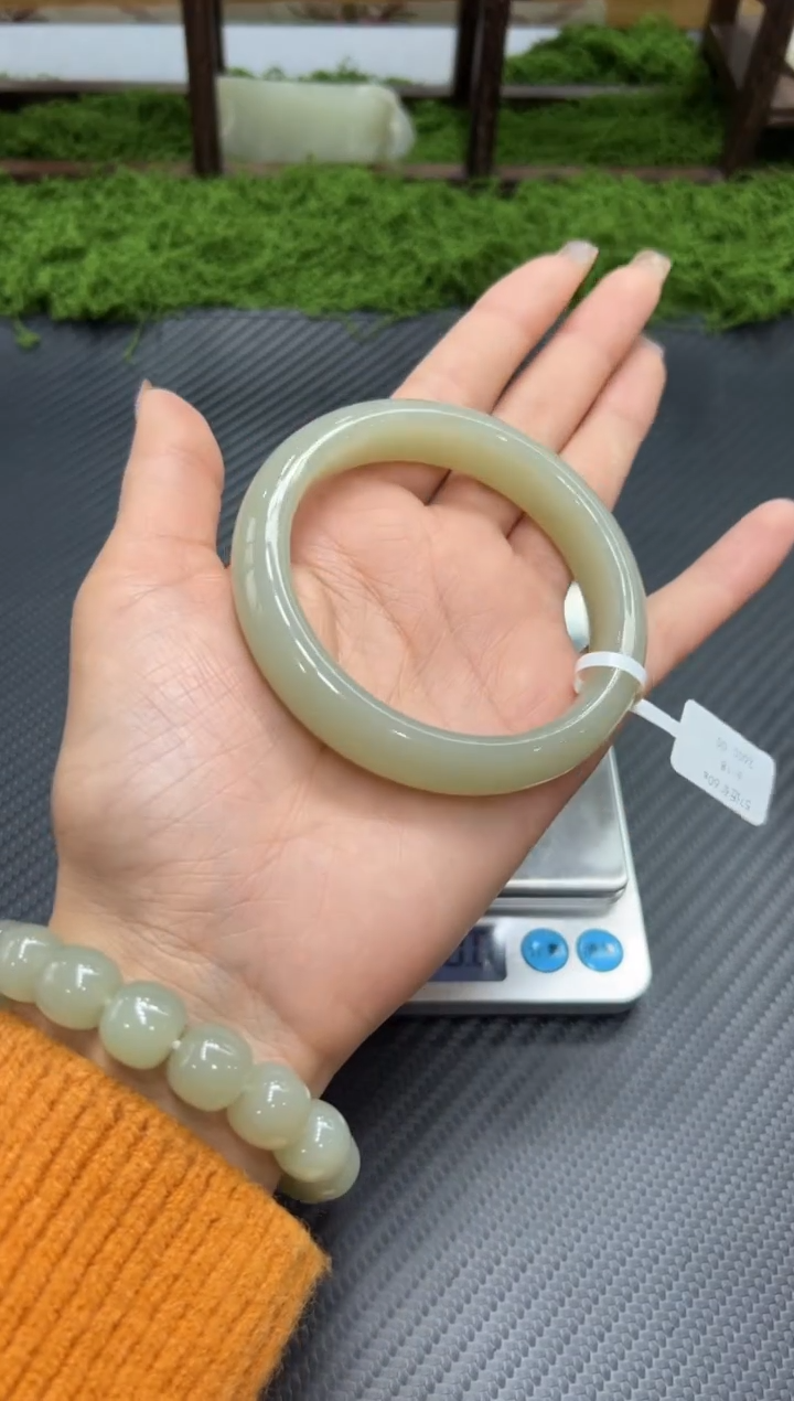 未镶嵌手镯和田玉且末微色差近矿60k