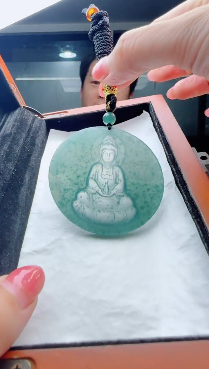 翡翠未镶嵌颈饰多样性发货其中一件