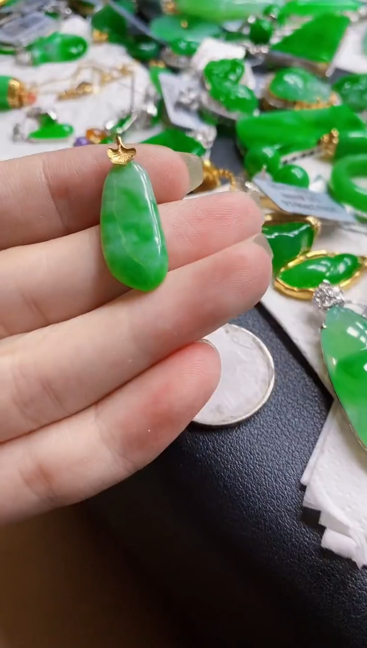 翡翠18K金镶嵌颈饰吊坠