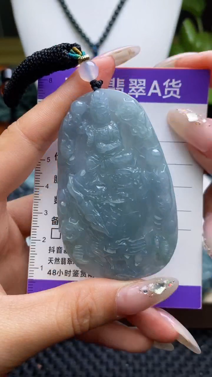 翡翠未镶嵌颈饰         