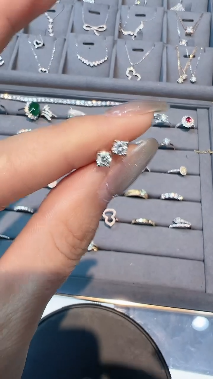 【闪购商品】钻石耳饰18K金镶嵌耳钉