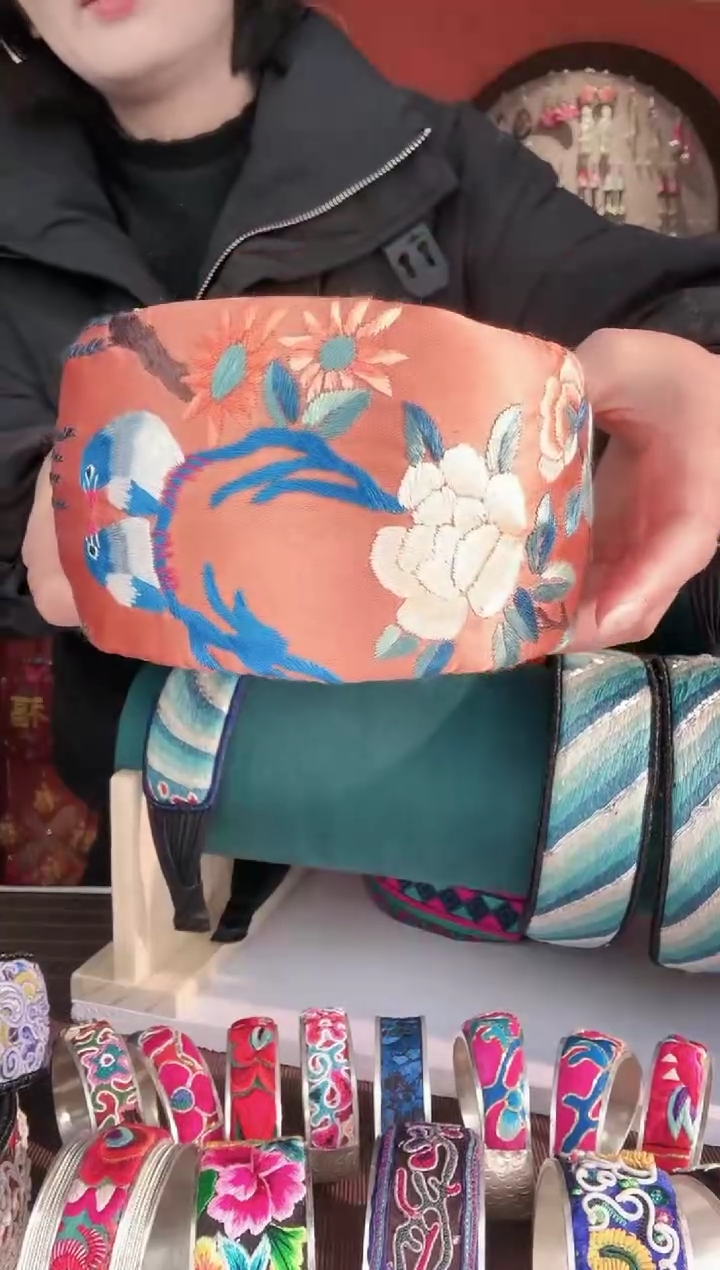 织绣那*笑非遗手工苗绣刺绣饰品666