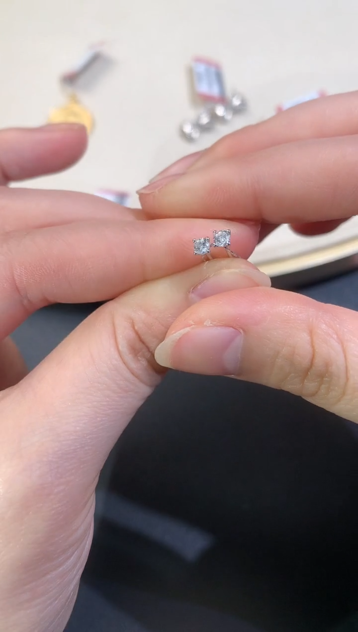 【闪购商品】钻石耳饰18K金镶嵌R204|1680