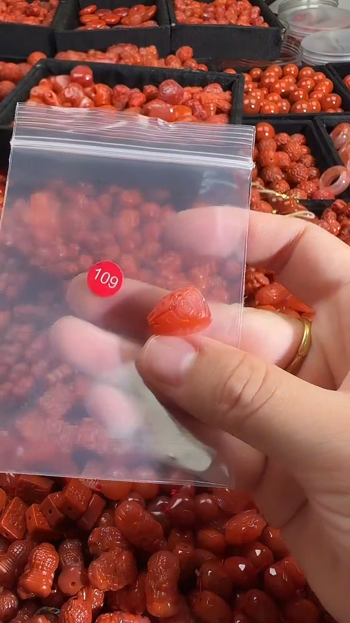 颈饰未镶嵌南红玛瑙1