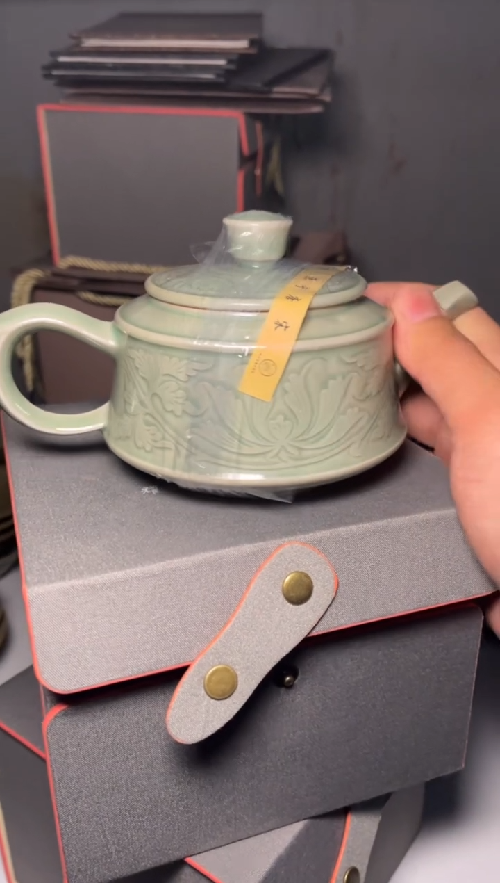 瓷茹春玲 莲纹手工壶1把