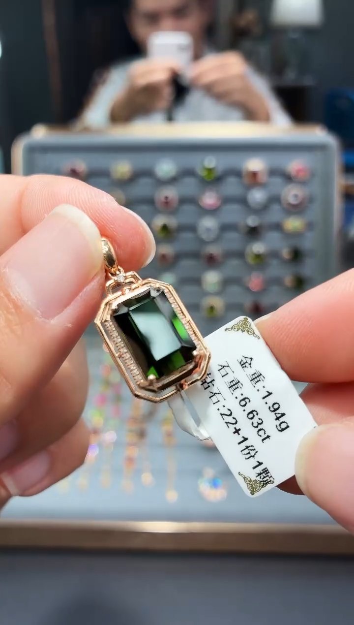 颈饰18K金镶嵌碧玺6.63.