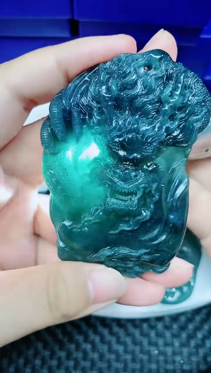 翡翠未镶嵌颈饰           