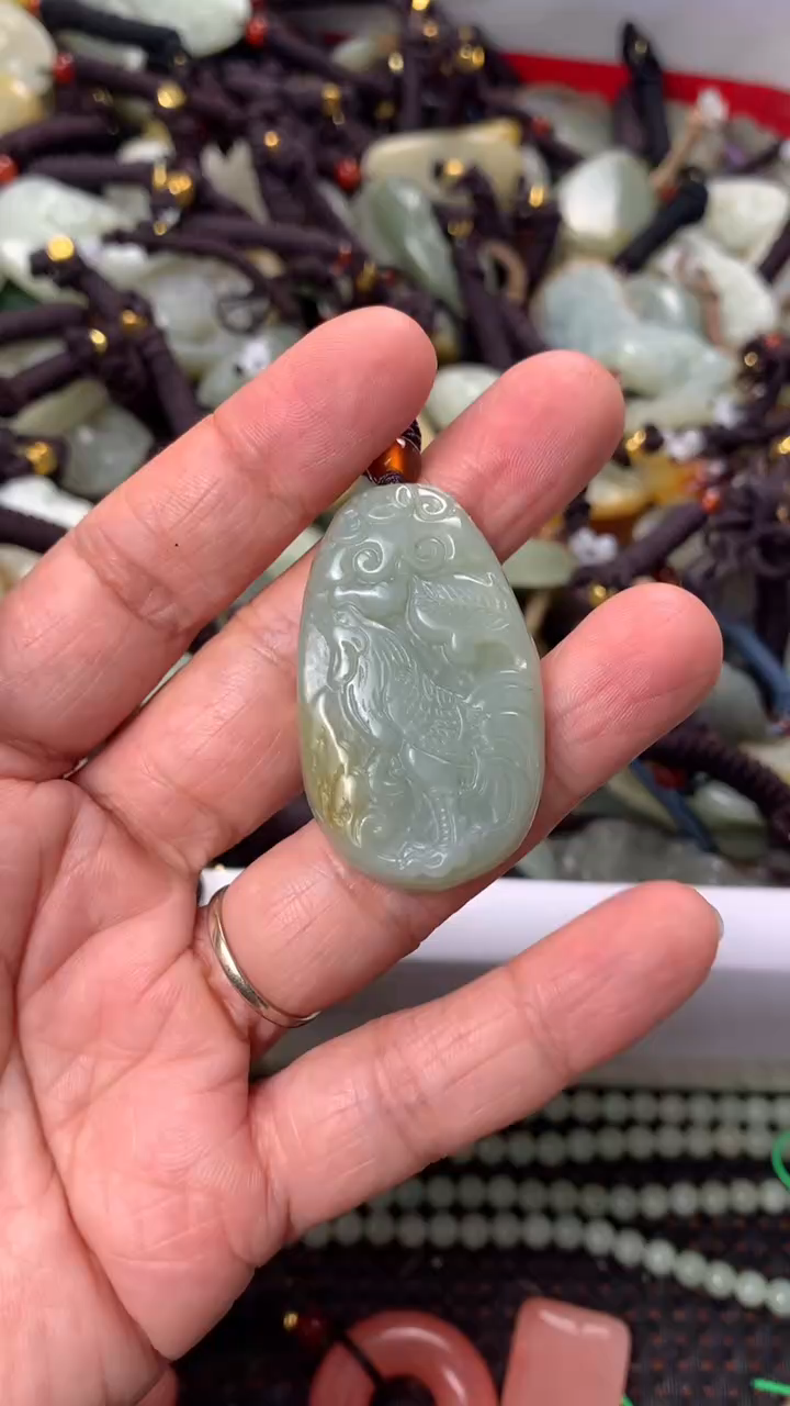 【闪购商品】和田玉颈饰未镶嵌多样性发货没有证书.拍一发一，有瑕
