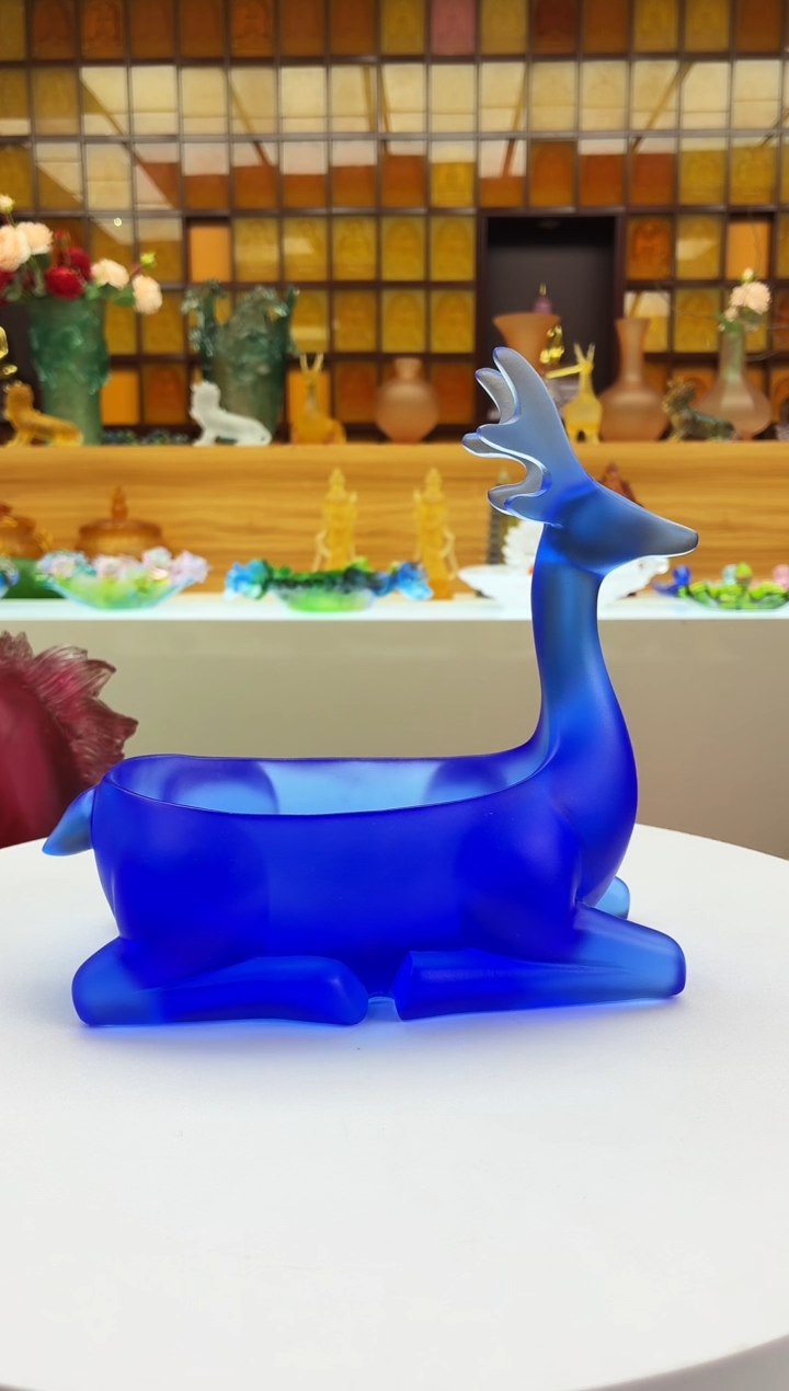 手工艺品琉璃蓝色卧鹿摆件19*21*11公分