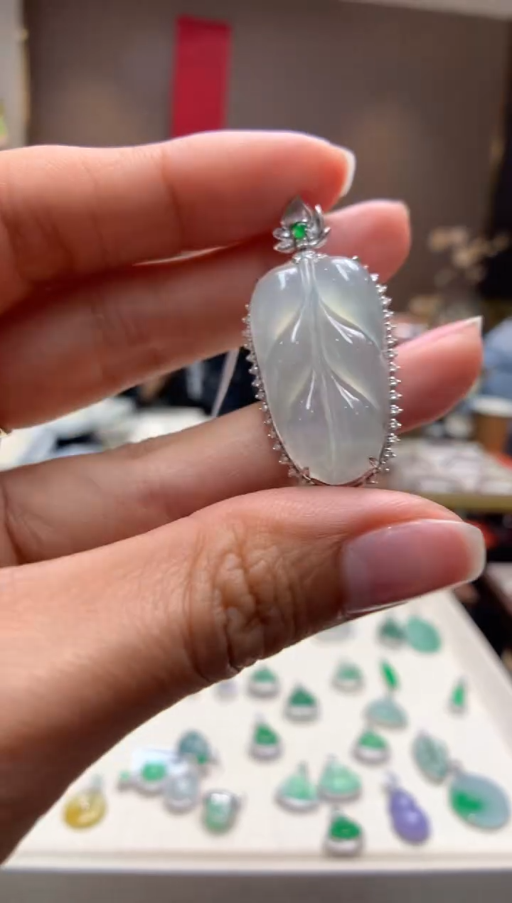 【闪购商品】翡翠颈饰18K金镶嵌叶子