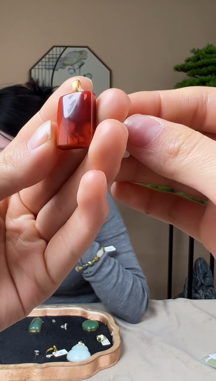 吊坠(不含链)18K金镶嵌南红玛瑙18k金扣头镶南红平安牌吊坠