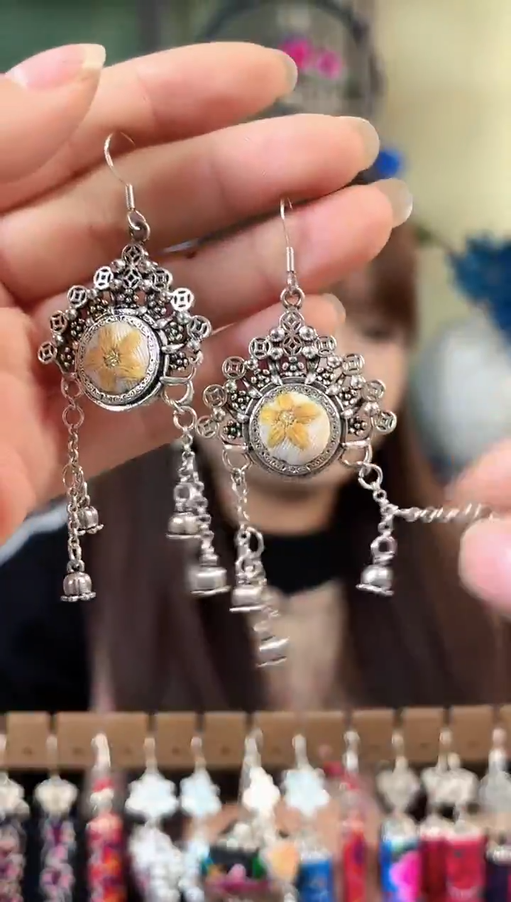 彩云南阁非遗老绣苗银饰品325