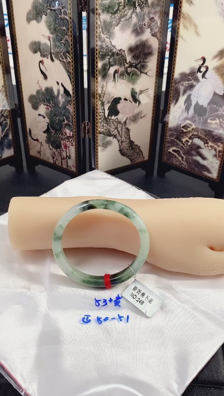 未镶嵌手镯（贵妃镯）翡翠手镯