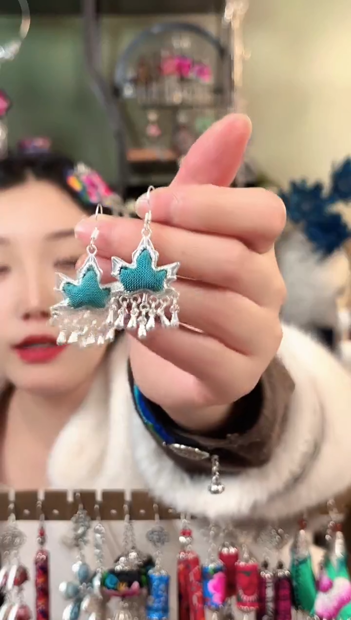 彩云南阁非遗老绣苗银饰品638