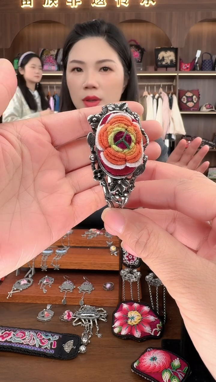 【闪购商品】织绣扶光苗绣传承42