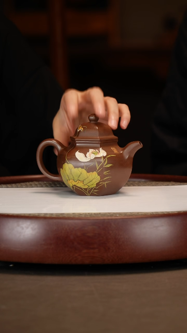 【闪购商品】紫砂茶壶寅春紫泥六方掇球+荷花画