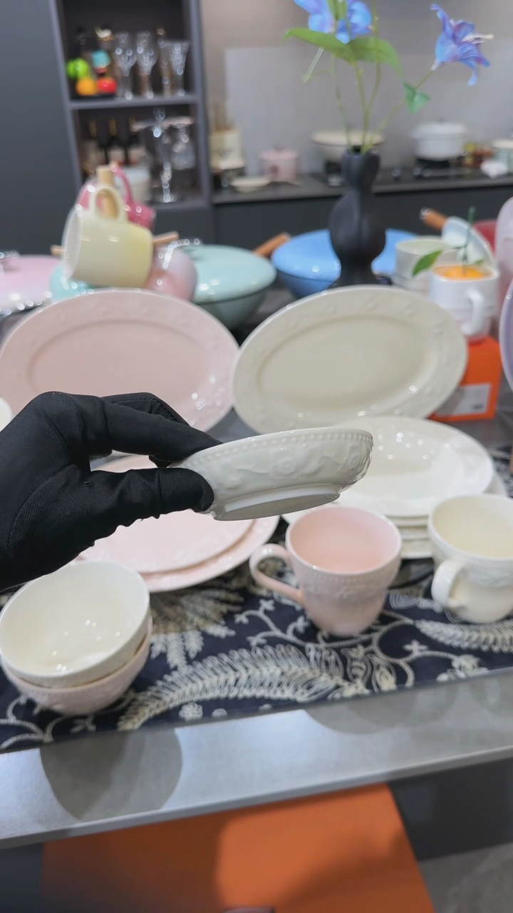 【闪购商品】瓷浮雕草莓陶瓷蘸料碟2件套-奶油白