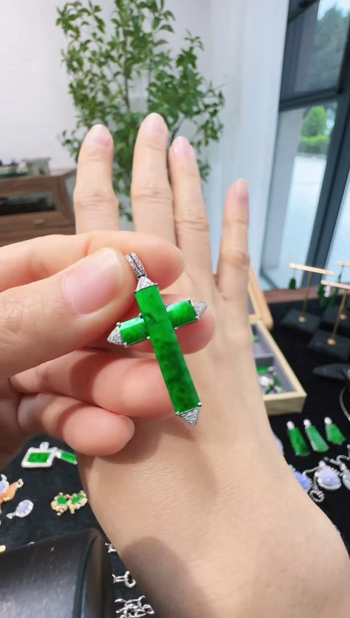 颈饰18K金镶嵌翡翠00003900