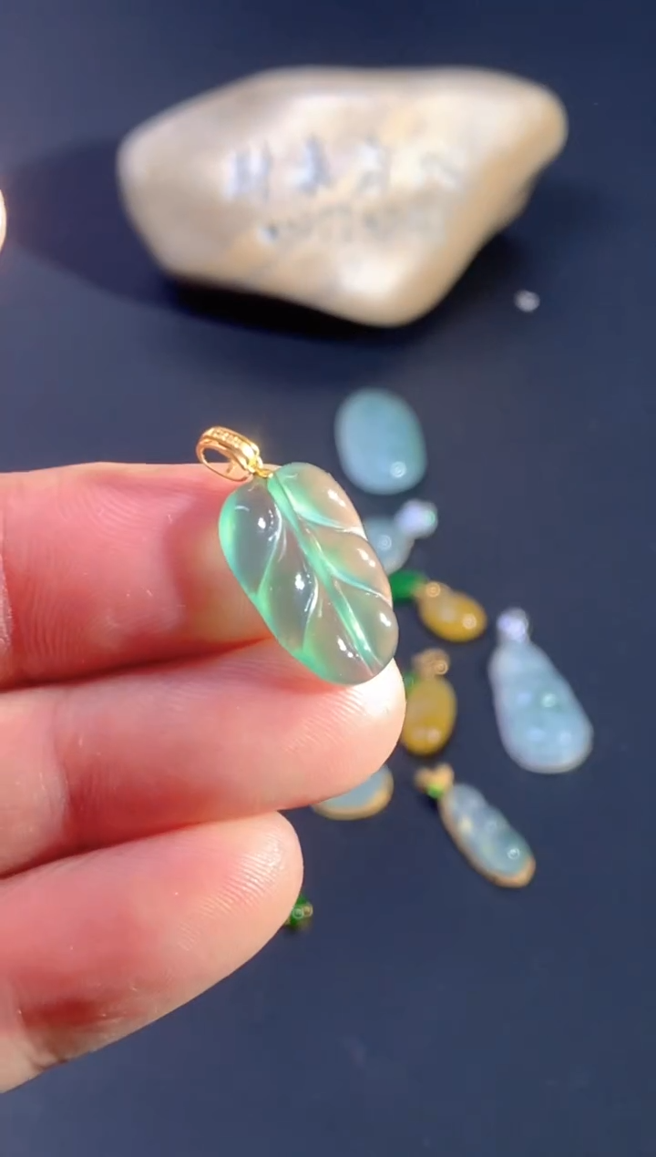 颈饰18K金镶嵌翡翠   