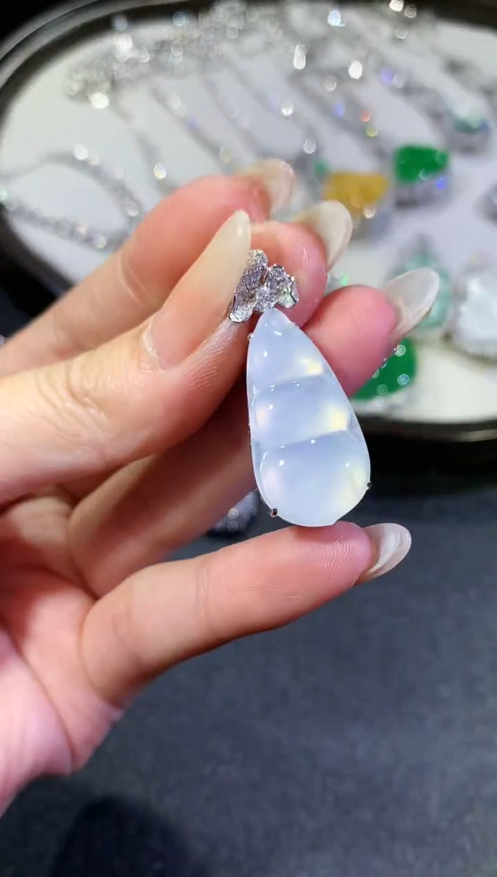 【闪购商品】翡翠吊坠(不含链)18K金镶嵌100-豆子