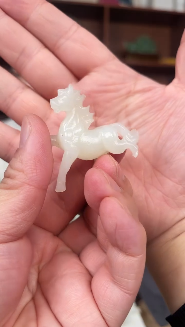 未镶嵌蛇纹石玉颈饰`