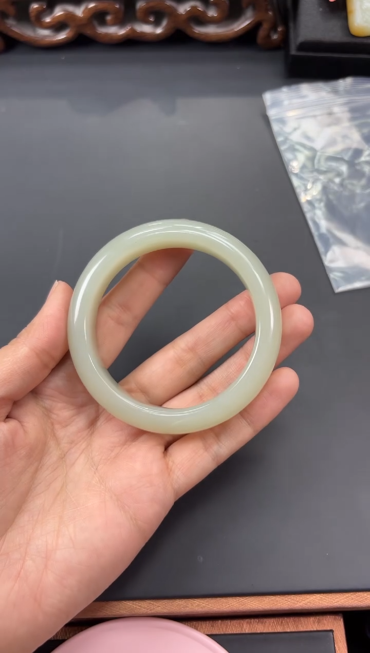 【闪购商品】和田玉手镯未镶嵌且末微色差近矿58