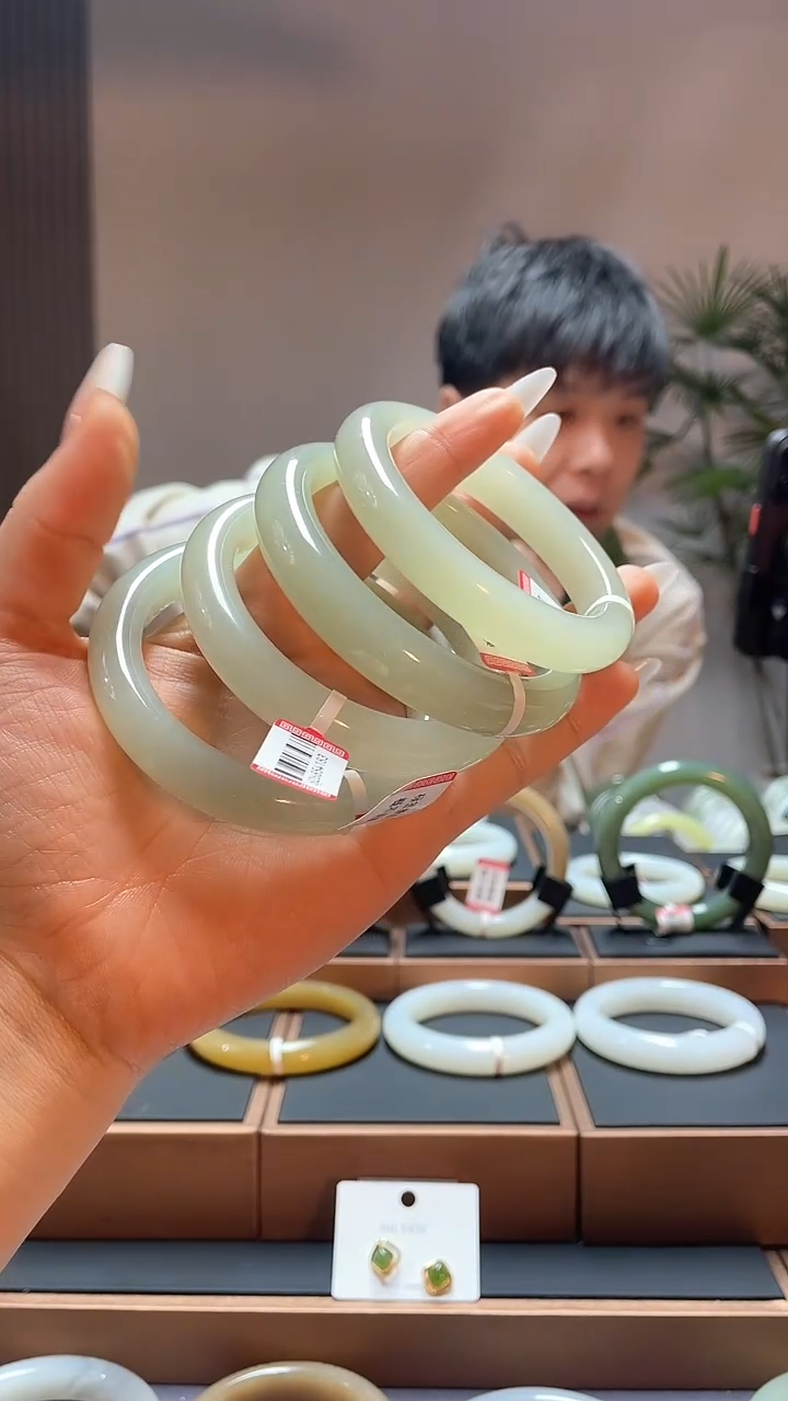 【闪购商品】和田玉手镯未镶嵌晴水54-59多样性发一