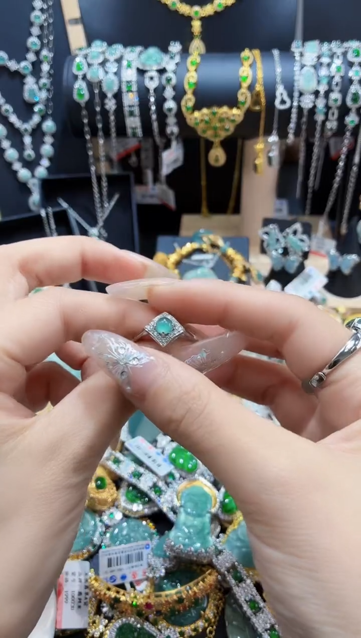 翡翠未镶嵌颈饰天然翡翠多样性发货发其一