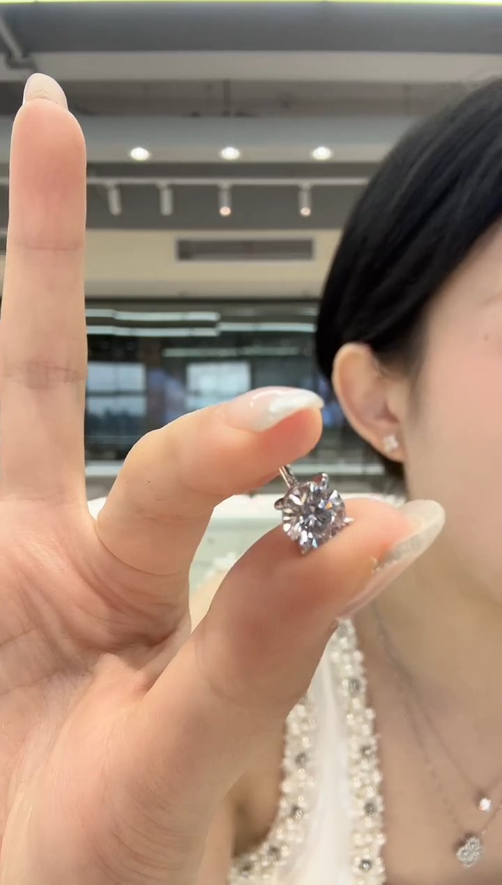 合成钻石18K金镶嵌吊坠1克拉四爪