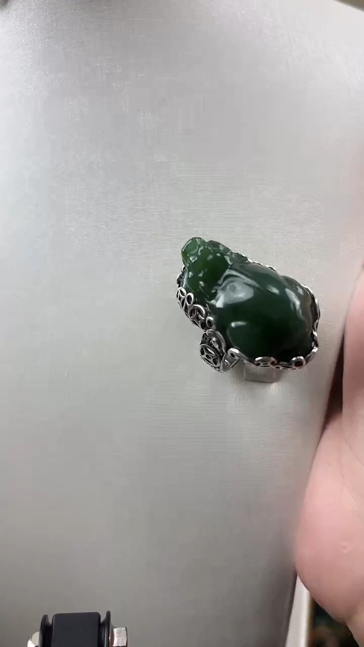 颈饰未镶嵌和田玉戒指