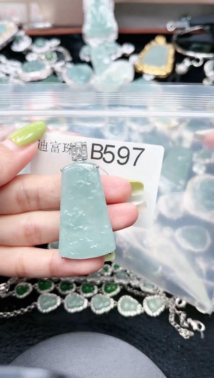 【闪购商品】翡翠颈饰未镶嵌赠皮绳597