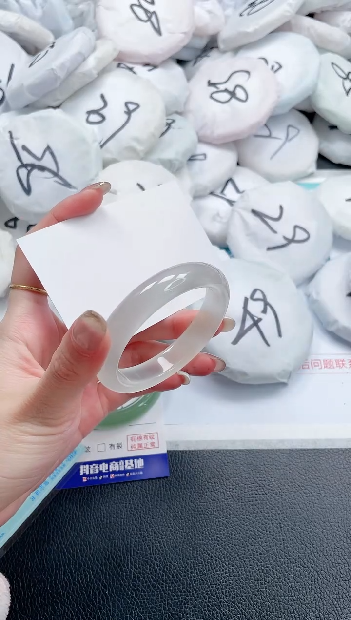 【闪购商品】石英质玉手镯未镶嵌24J38-52