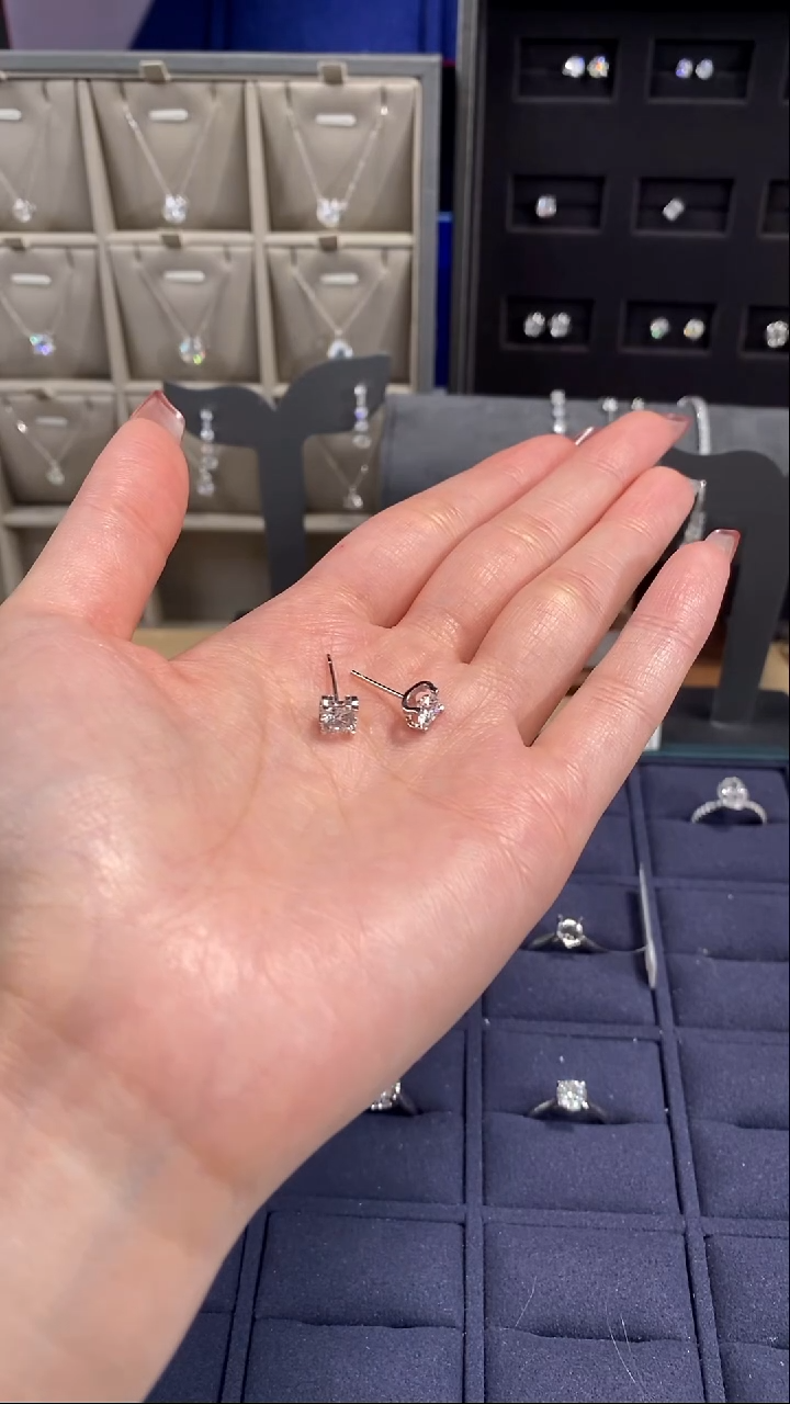 铂Pt950镶嵌实验室培育钻石耳饰铂金牛头耳钉一对