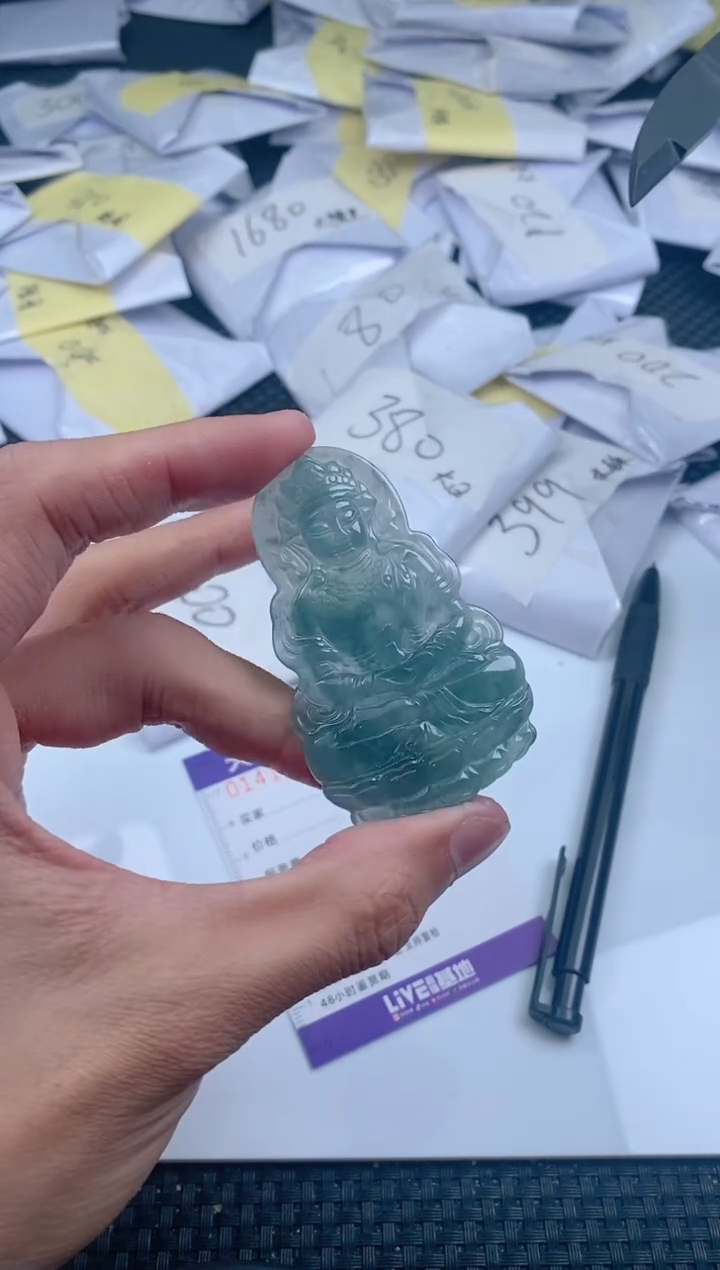 翡翠未镶嵌颈饰           