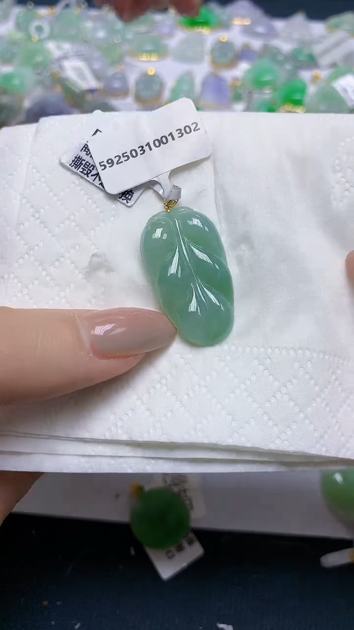 翡翠18K金镶嵌颈饰天然缅甸A货翡翠