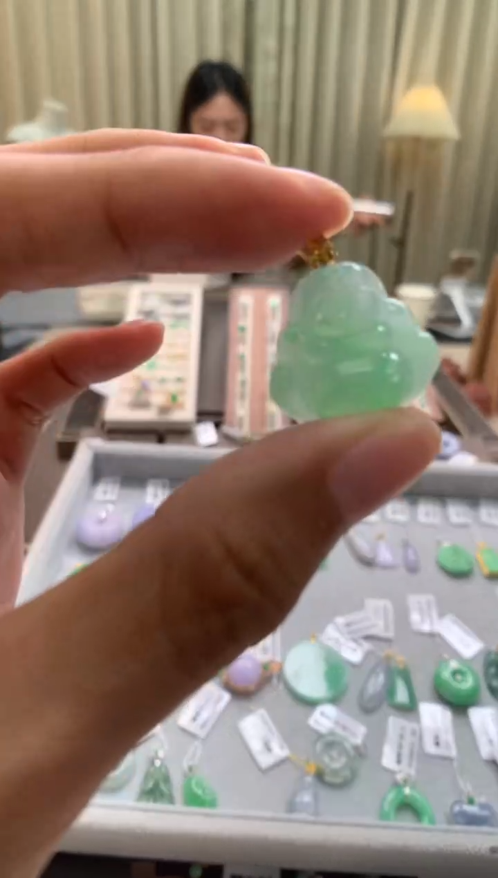 翡翠18K金镶嵌颈饰佛公