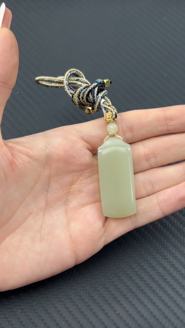 【闪购商品】和田玉吊坠(赠链)未镶嵌且末微色差迪克兰吊坠