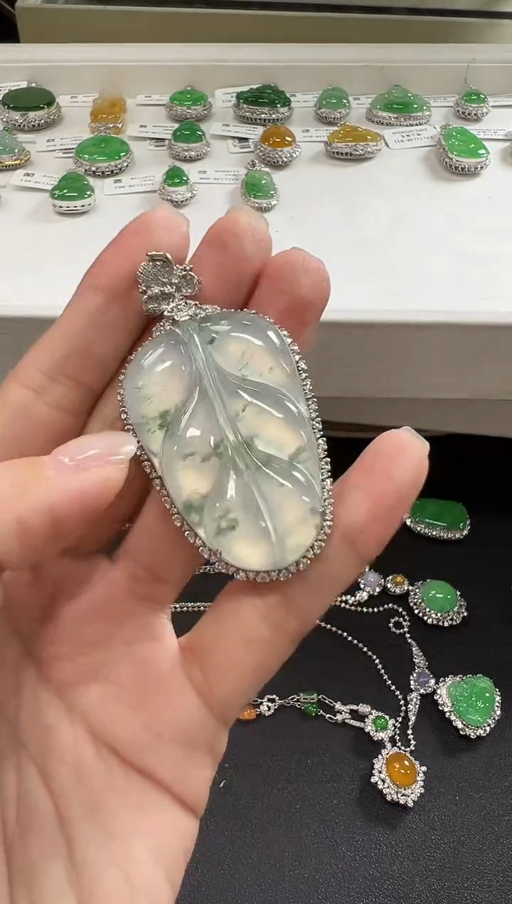 颈饰18K金镶嵌翡翠KLIJ1130-005