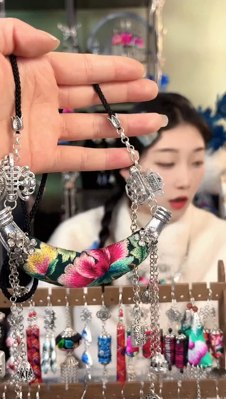 彩云南阁非遗老绣苗银饰品141