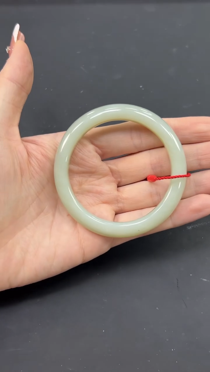 【闪购商品】和田玉手镯未镶嵌且末微色差近矿54手镯