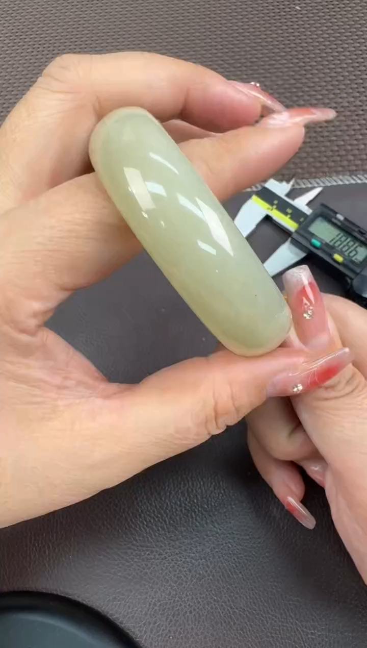 【闪购商品】和田玉手镯未镶嵌54