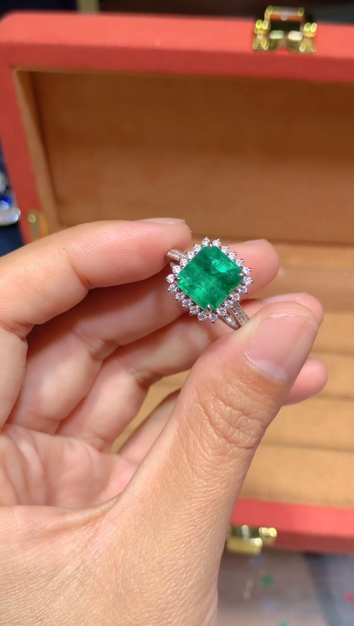 【闪购商品】祖母绿戒指18K金镶嵌3CT