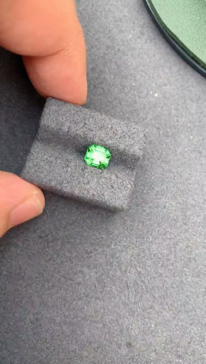 【闪购商品】石榴石裸石未镶嵌1ct沙弗莱