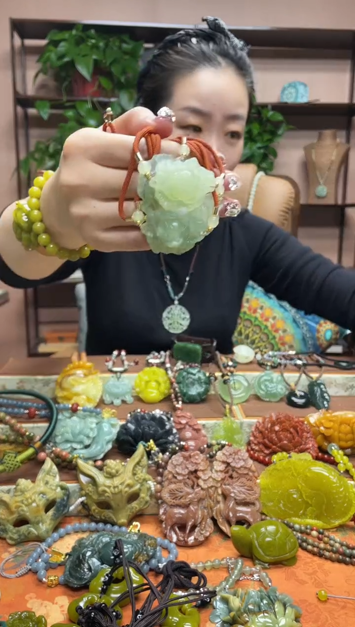 未镶嵌岫玉吊坠多样性发货发其中之一