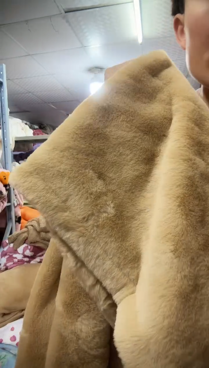 法兰绒咖色仿兔绒1.27*1.78