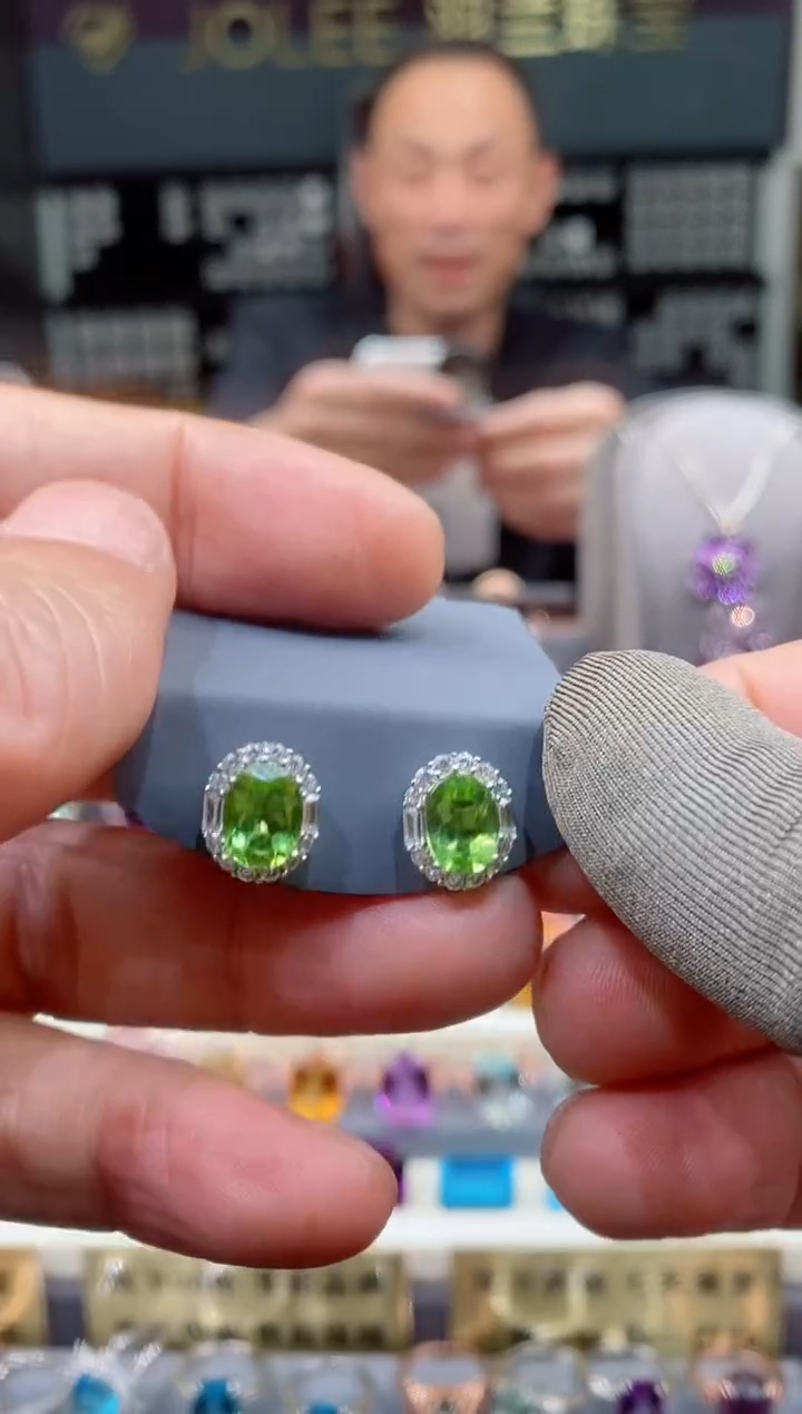 【闪购商品】橄榄石耳钉银S925镶嵌橄榄石耳钉